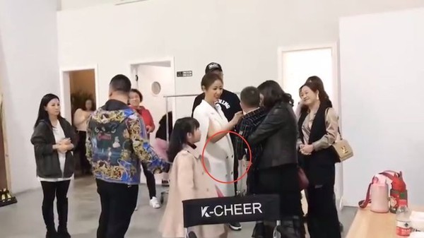 总导演杨东升揭秘央视春晚看点;乔欣耿直发言回怼网友恶评