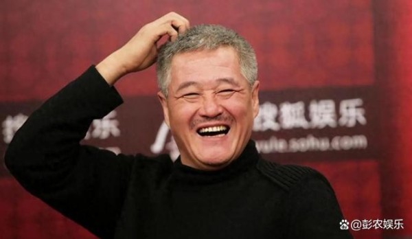 赵本山巅峰有多牛？怀抱美人不算啥，黄圣依当众下跪拜师才惊人