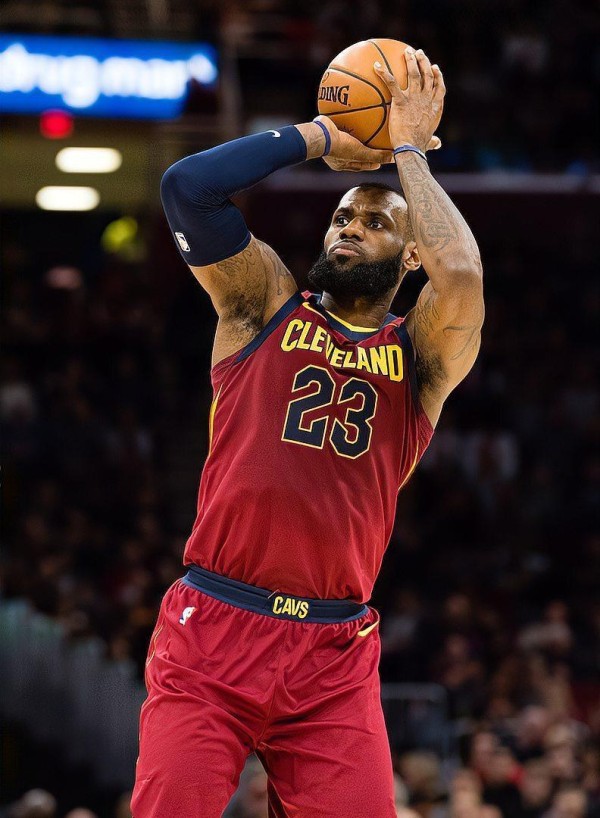 勒布朗年薪4000万还说亏?这话一出来,球迷们直接坐不住了!