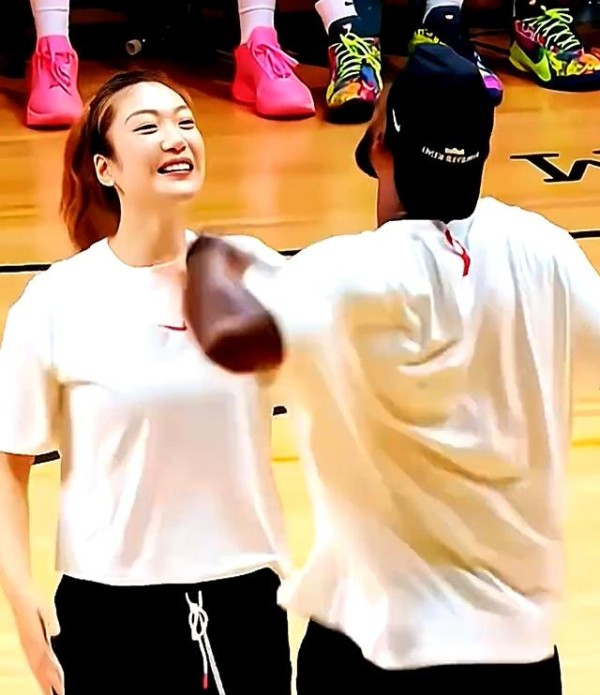 恭喜！李梦追星成功，与詹姆斯互动被拥抱，一脸娇羞，晒幸福时刻