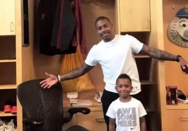 詹姆斯深受其他球星儿子喜欢,两个儿子的偶像,却是科比和库里