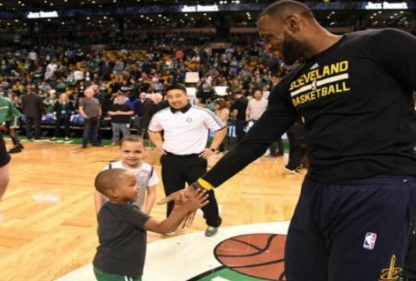 詹姆斯深受其他球星儿子喜欢,两个儿子的偶像,却是科比和库里