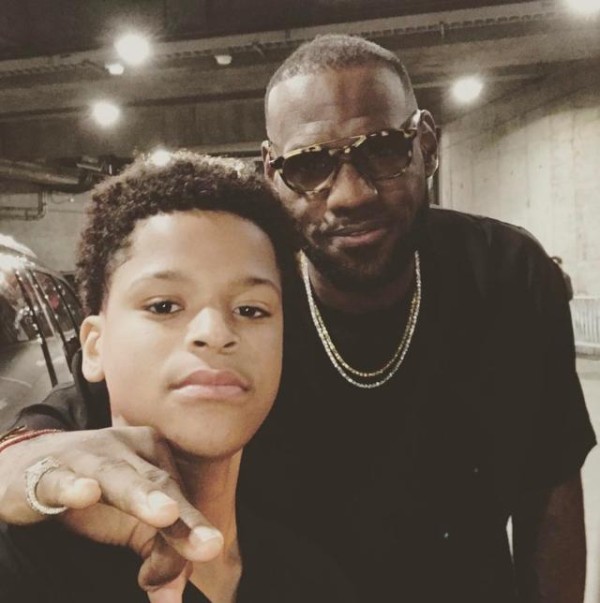 詹姆斯深受其他球星儿子喜欢,两个儿子的偶像,却是科比和库里