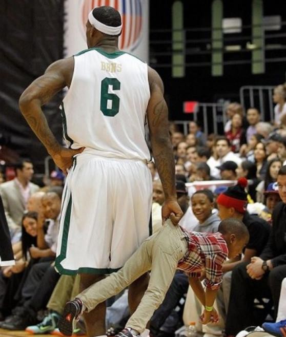 詹姆斯深受其他球星儿子喜欢,两个儿子的偶像,却是科比和库里