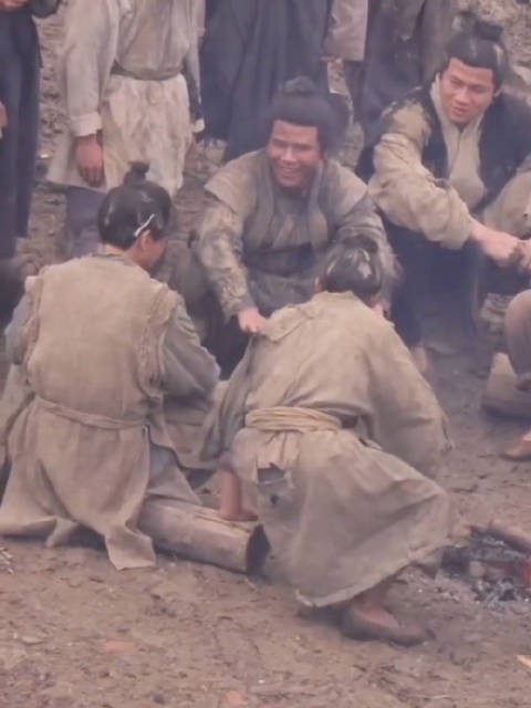 成毅拍完戏让群演跟自己坐在一起,人品真好没有一点明星架子!