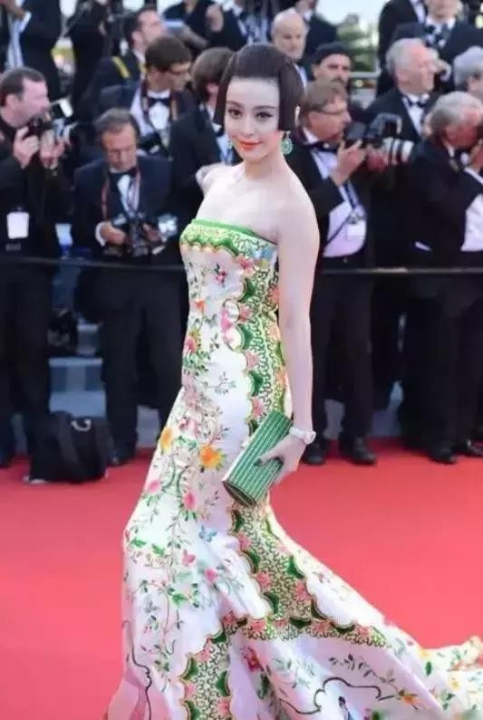 醒醒吧!别太把明星当回事了,看看外国人是怎么对待中国明星的