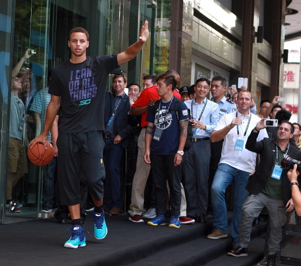 粉丝十年坚守终见库里:这场双向奔赴为何触动全网?