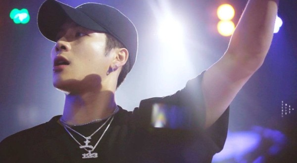 王嘉尔全家合照有吗 与长辈的合照背景图透露出其家境