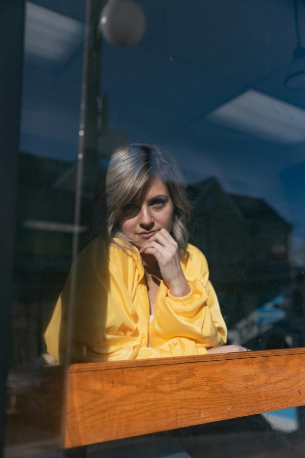 王嘉尔遭遇朋友背刺,慷慨借出收入的40%却换来无情伤害-王嘉尔借出收入40%给朋友却遭背刺