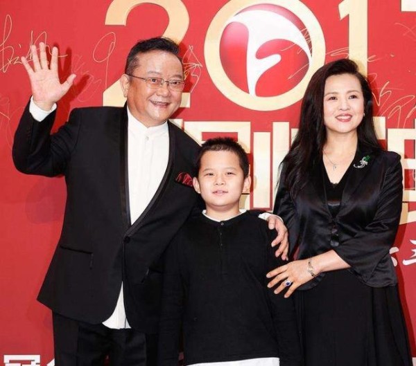 “和珅”王刚,被央视开除后转行做演员,情路坎坷却被人诟病不已