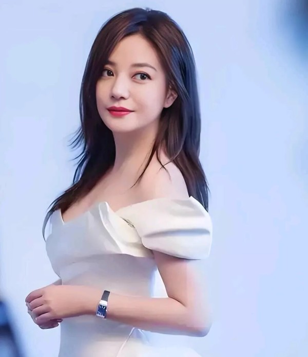 文字筑灯塔：**情路坎坷！**赵薇的情感历程确实充满波折，令人唏嘘！在她的情感世界中，初恋对象是范雨林，这位如今 54 岁的演员，因在《潜伏》中成功塑造马奎一角而广为人知。当年在谢晋影视学院时，赵薇和范雨林曾是一对甜蜜的情侣。然而，他们的爱情未能长久。之后，赵薇的前男友叶茂菁，现年 53 岁，作为天宸股份的董事长，他和赵薇在 1999 年开始相恋，但这段感情在 2001 年遗憾地以分手收场。
对于...