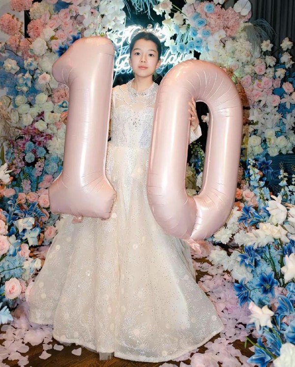 王栎鑫女儿王唯伊和自己长得一模一样，和前妻吴雅婷庆祝10岁生日