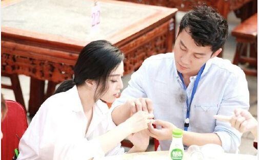 李晨的情商真的不低于黄渤！这小细节就可以看出来了