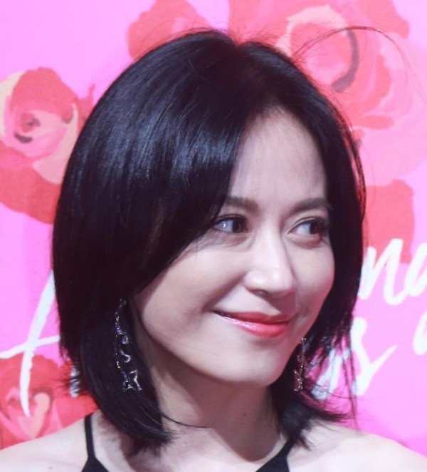 47岁不嫁人的女明星,问及生理需求时,毫不避讳的回答堪称教科书