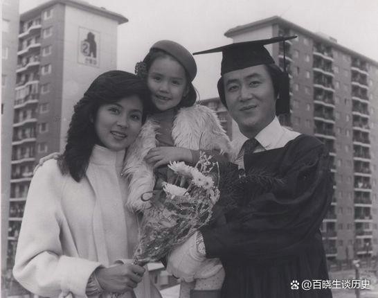 1978年,金正日为何绑架两个韩国人,并逼他们结婚?