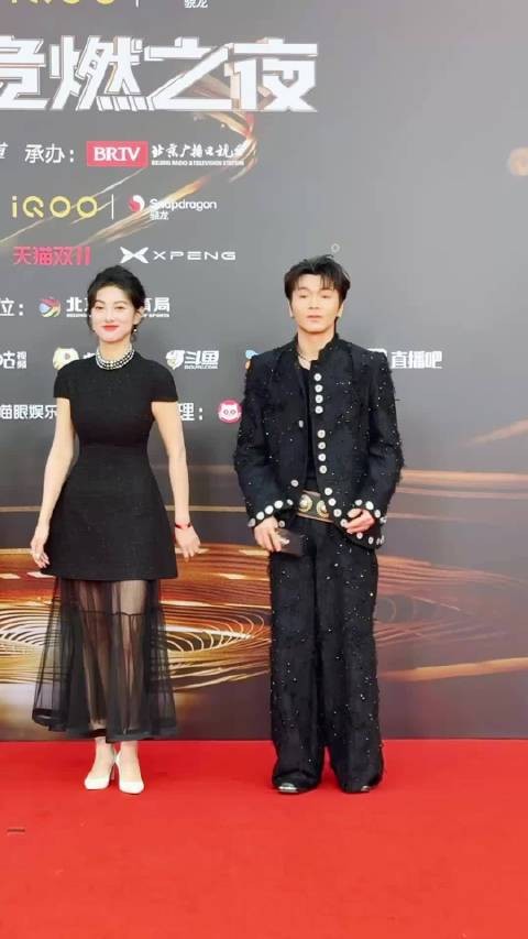 红毯开始！ @HelloDance马晓龙 马师一袭闪亮的黑衣走上红毯 微博竞燃之夜红毯