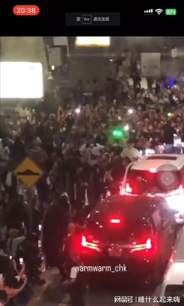 中国明星到泰国，被人海围得水泄不通，堪比国人见了大熊猫。