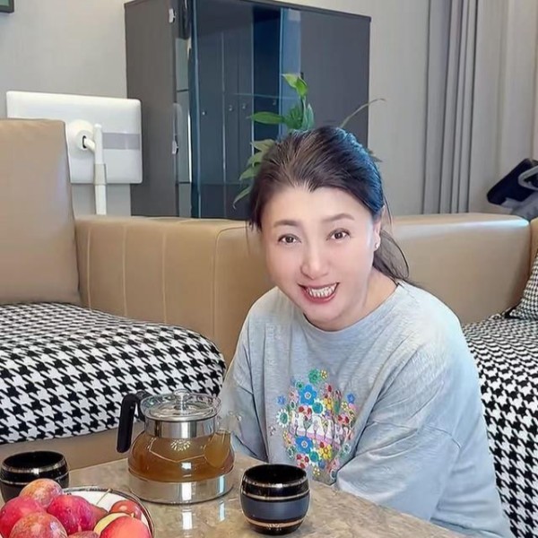 闫学晶全家搬到三亚!豪宅内与孙子谈天,儿媳美如明星