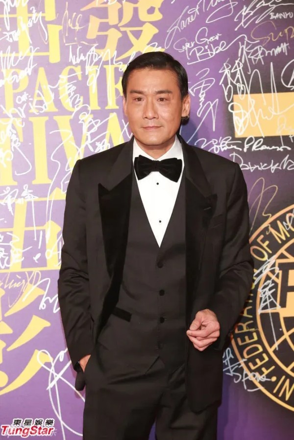 九三情感馆：最近，香港演员梁家辉的一番言论引起了网友们的热议。他表示，如果内地朋友来到香港，会发现老师、医生、科技工作者是最受市民尊重的。明星艺人走在大街上几乎没有人围观，因为市民知道，这些人跟他们的生活没有一毛钱关系。香港的明星大腕平常都可以逛街，他表示不会有人围观和普通人一样。

有网友评论说，内陆的明星出门都是里三层外三层，保镖护送大队，小轿车接送，前呼后拥，排场很大。这种排场不仅浪费了公共...