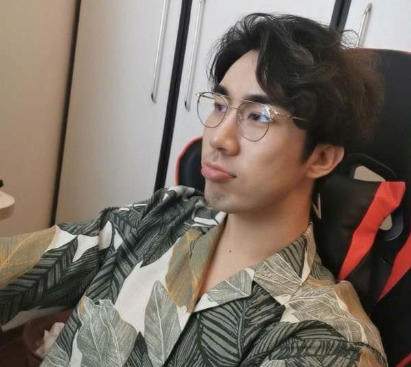 分光4千万的七七多亏？骚男新恋情彻底放飞，七七自拍暴露现状！