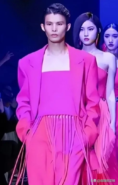 咖喱就是辣：说到陆仙人，无论是在国内还是全球范围内，他都是独一无二的存在。[比心]
他在性别上打破了人们的固有观念。陆仙人的本名是陆开港，是一个真正的男人，然而由于他纤瘦的身材和早期自己DIY的女性服装造型，他逐渐走上了国际舞台[比心]
他是一个坚守梦想的人，获得了广泛的认可和尊重。他的成功不仅源于外貌和身材，更因为他对模特事业的热爱和专注。他参加了多个时装周的秀场，成为很多品牌的代言人，还拍摄了...