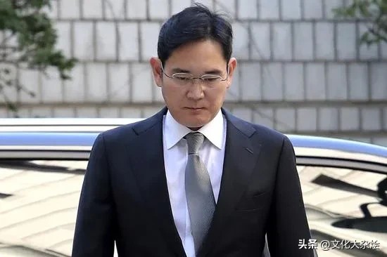 文化大杂烩：没想到，三星老板李在镕、乐天老板辛东彬和韩国女明星韩素希同时冲上了热搜！

8月12日上午，三星创始人的孙子李在镕获得了特赦，同时解除了就业限制，重回掌门人指日可待，和他一起获得赦免的还有乐天集团的社长辛东彬。

大家对这两位并不陌生，然而和他们同在热搜榜上的还有一位名叫韩素希的演员。

因为出演电视剧《夫妻的世界》走红，演员韩素希备受业内关注，同时喜欢画画的她还经常分享一些画作。

...