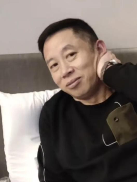 孙海洋结婚照曝光，中西式礼服3套婚纱照，孙妈妈旧照撞脸女明星