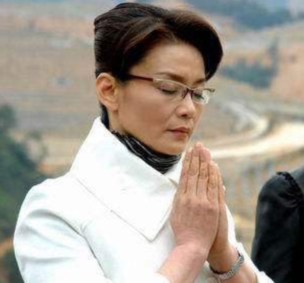 “看破红尘，皈依佛门”的4位明星，网友：最后一位实在太可惜