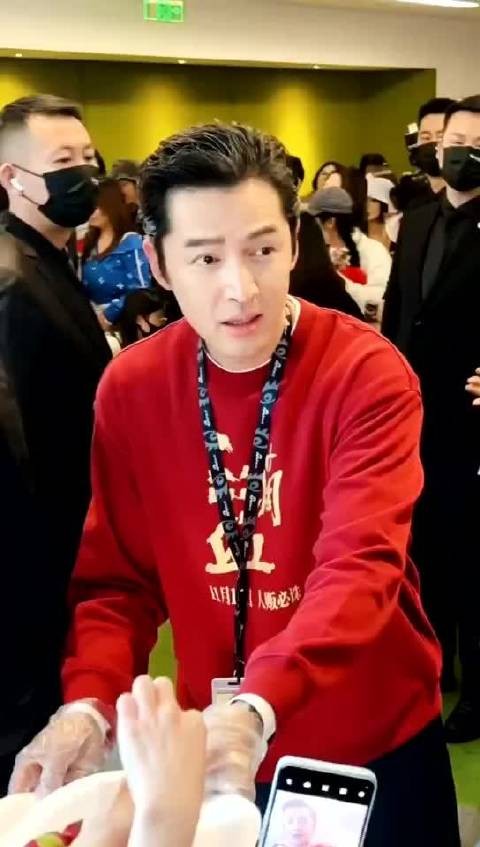 胡歌《三滴血》微博扫楼，别人饭撒他撒饭，给哥手忙脚乱的，一群大馋丫头