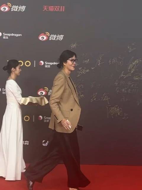 郎平已经65岁了,状态太好了,保持的真不错,今天的造型潇洒干练!