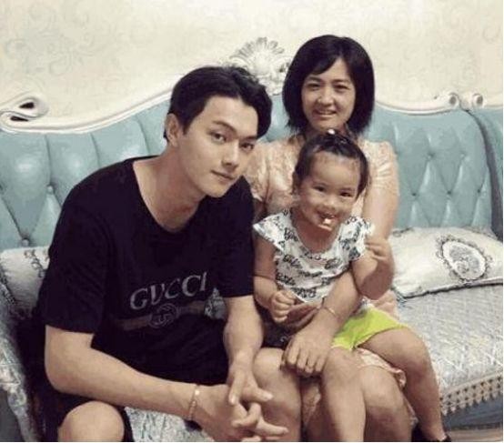 许凯与吴谨言的房子对比,完全看不出是明星的家,太普通了