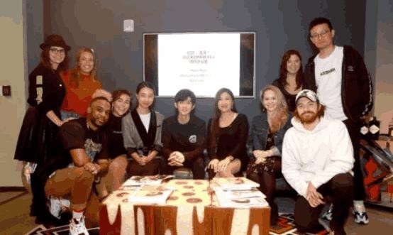 王源国外与群星合照坐C位，粉丝称赞不愧是国际源啊！