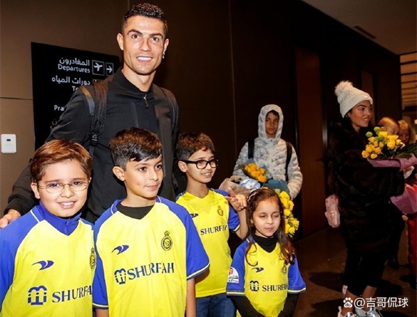 C罗和亲王共进晚餐，乔治娜衣着大改，尊重同时不忘炫富