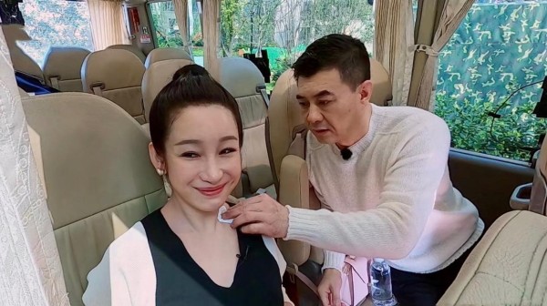 比起会撒娇，幸福得很明显的秦海璐，她的感情才是现实