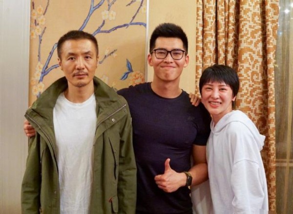 朴树和健身博主嗨一多共同祭祖,原来朴大爷还有一位“型男”侄子