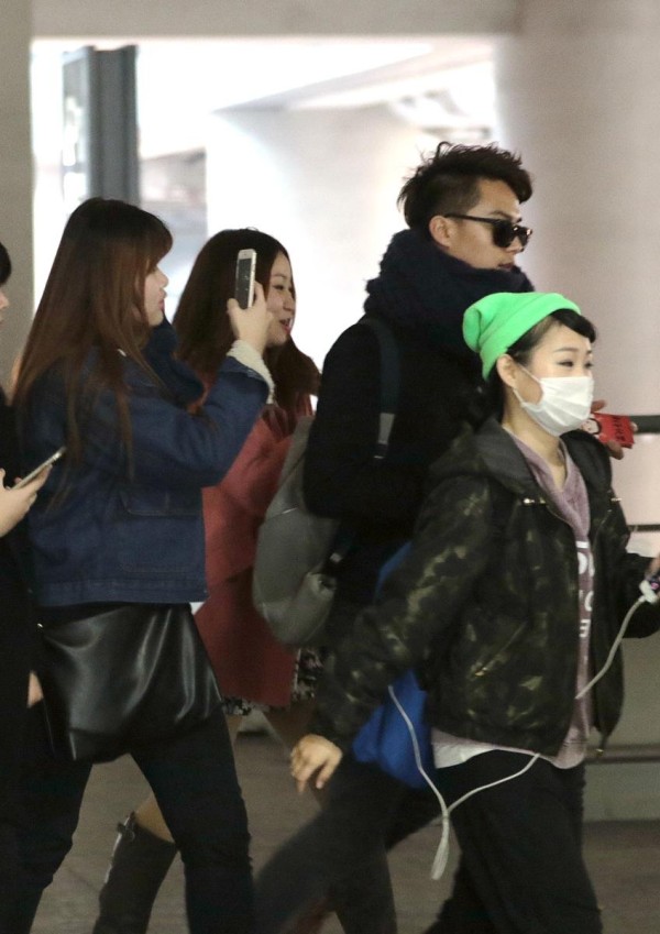 马天宇蒋依依机场拥抱引热议：娱乐圈兄妹情边界何在？