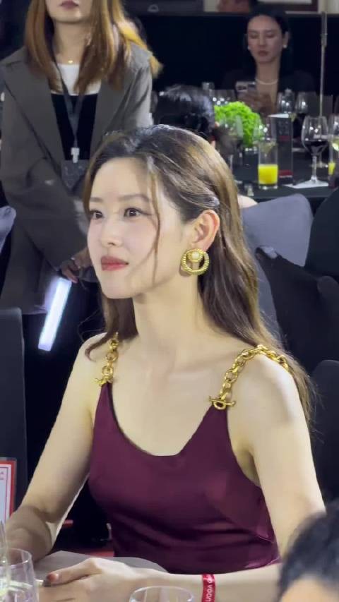 奶茶妹妹章泽天最新视频，还是一如既往的美丽，刘强东眼光不错！