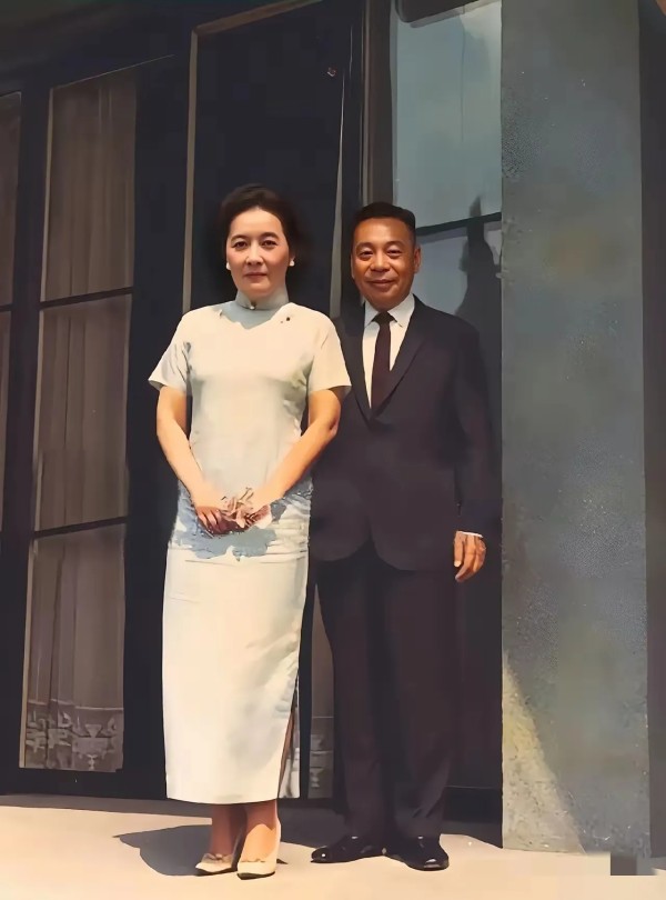 历史五千年：宋美龄女士和她的继子蒋经国的关系你认为怎么样呢？

我们都知道，宋美龄因为是老蒋的第四任夫人，

又因为蒋经国是老蒋的宝贝儿子

所以他们两个人的关系应该是有点复杂的吧

也可能同时还是有点微妙的存在的

因为，蒋经国是长期的在苏联生活和学习的

他有自己的政治理念和行事风格的

就在他回到国内以后，

他在国党权力的体系中，也慢慢的崭露了头角

这就让宋美龄女士感受到了潜在的竞争压力...