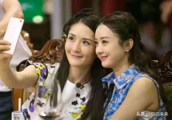 焰启未来：#赵丽颖与圈内关系# 谢娜和赵丽颖的合作经历主要体现在以下方面：

综艺节目合作
《偶像来了》：这是两人友谊的起点，在节目中多次撞衫，由此结缘，被网友们戏称为“撞衫撞出来的友情”。
《快乐大本营》：赵丽颖为了宣传作品曾多次参加该节目，与谢娜有过不少互动。
《萌探探探案3》：两人合体录制节目，展现了深厚的姐妹情谊。
影视作品合作
电影《酱园弄》：这是两人的首次影视合作。该片由陈可辛导演，主...