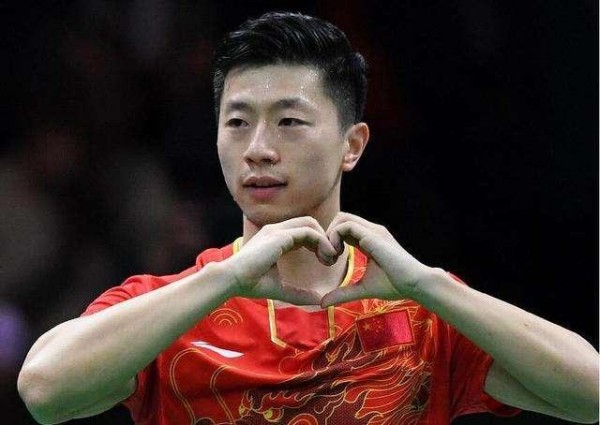 马龙和女友近照：完成大满贯，被日本女神追求，女友是网红校花