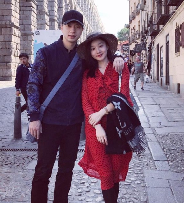 马龙和女友近照：完成大满贯，被日本女神追求，女友是网红校花