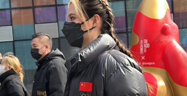 谷爱凌两根小辫子胸前小国旗和路人亲切互动特有亲和力