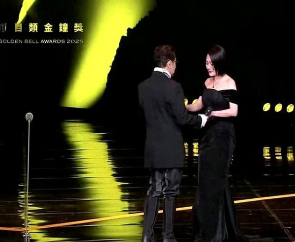 娱乐圈最真挚的友谊具象化,就像蔡康永守护小S那样