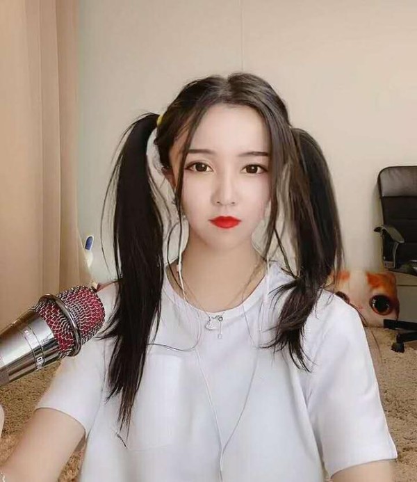 舞蹈女神成唠嗑主播？惠子ssica直播疑变味