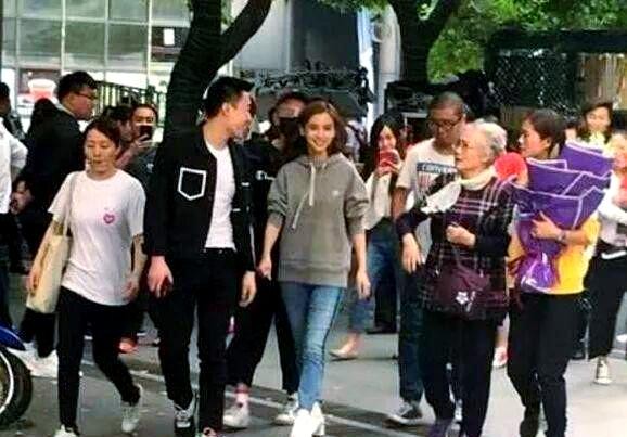 明星背后的温柔力量：迪丽热巴与杨颖如何对待她们的助理