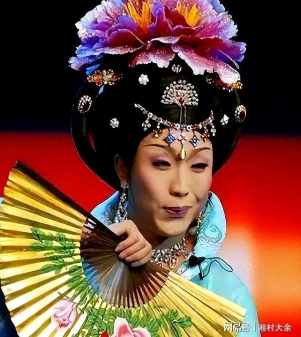 从春晚明星到口碑暴跌，47岁李玉刚现状令人唏嘘，他到底得罪了谁