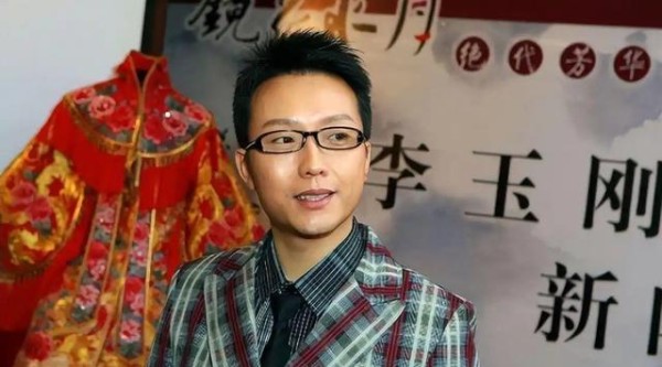 一句话惹怒梅葆玖，李玉刚从巨星沦为笑柄，十年恩怨至死未解