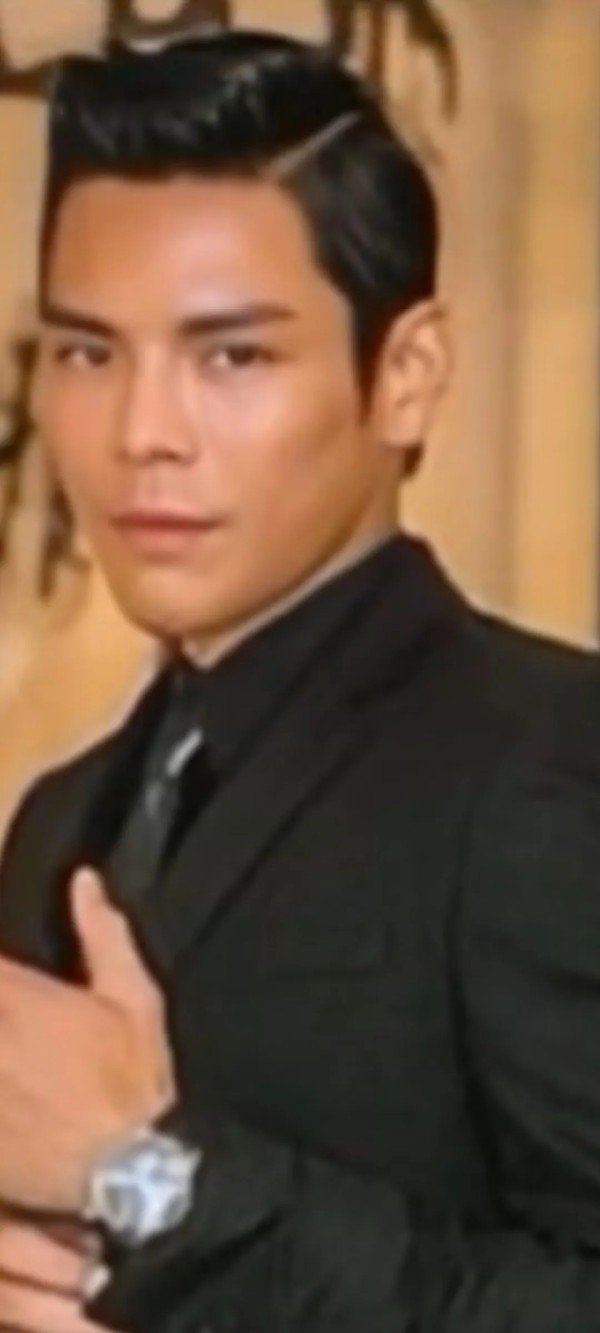 勇敢的柑桔Wc:八位有强大社会背景的明星!其中一位吐嘈容长得丑
下节目被人打掉门牙!
一位:向佐是中国和香港的演员和模特。
他的父亲向华强是香港圈内的大人物,
也是香港新案的领头人。他的母亲陈岚是香港电影制片人和制片人,
也是中国新电影公司的副总。可以说夫妻双方都有很强的背景。
二:谢霆锋,事业之所以一帆风顺,与他的家庭背景有很大关系。
他的父亲谢贤曾经是娱乐圈风云人物。
他在香港。...