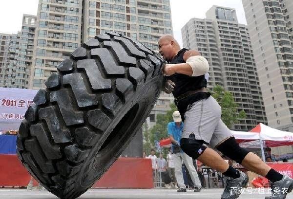 “国内第一大力士”龙武，膀阔腰粗力量过人，义父比他名气还大