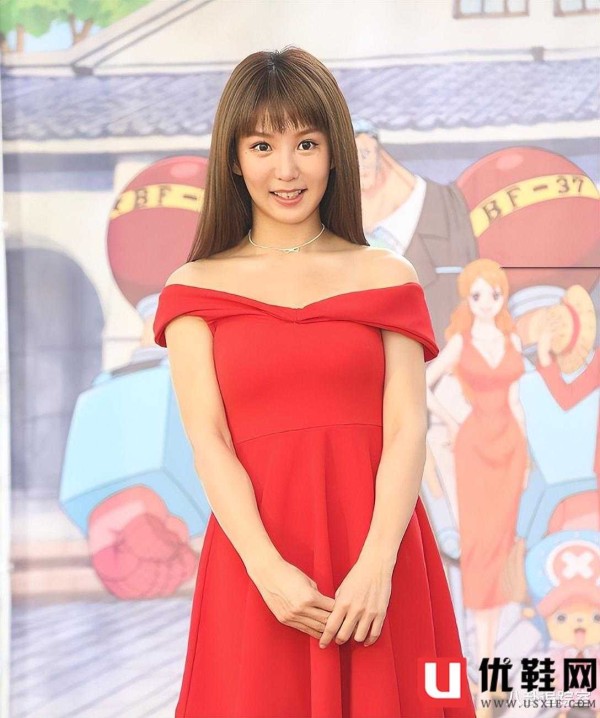 知名女星参加台综给狗洗澡，被怼胸致春光外泄，网友：别多管闲事